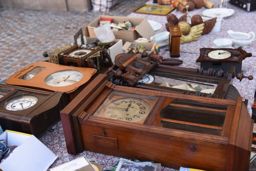 Pchli targ na rynku w Jarosławiu oferuje prawdziwe skarby. Zobaczcie co tam dziś można upolować! [ZDJĘCIA]