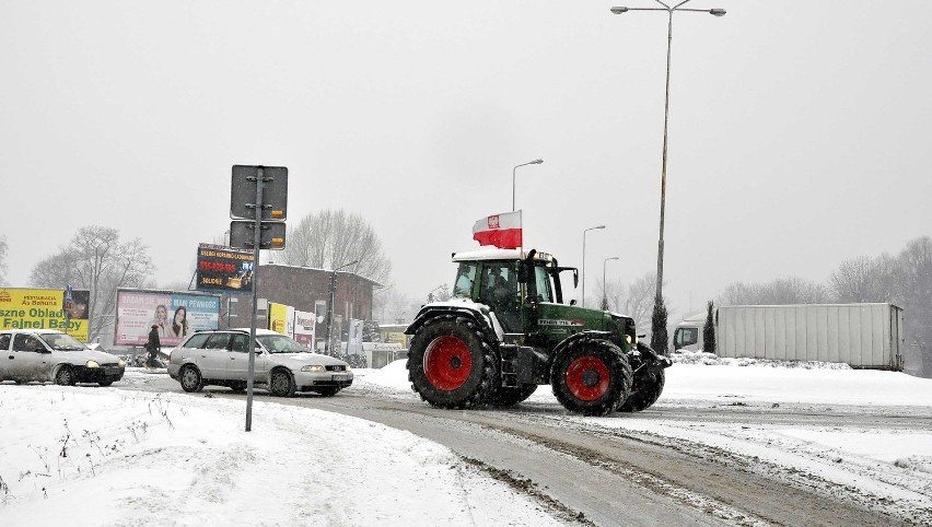 Rolnicy zablokowali drogi - strajk w Strzegomiu