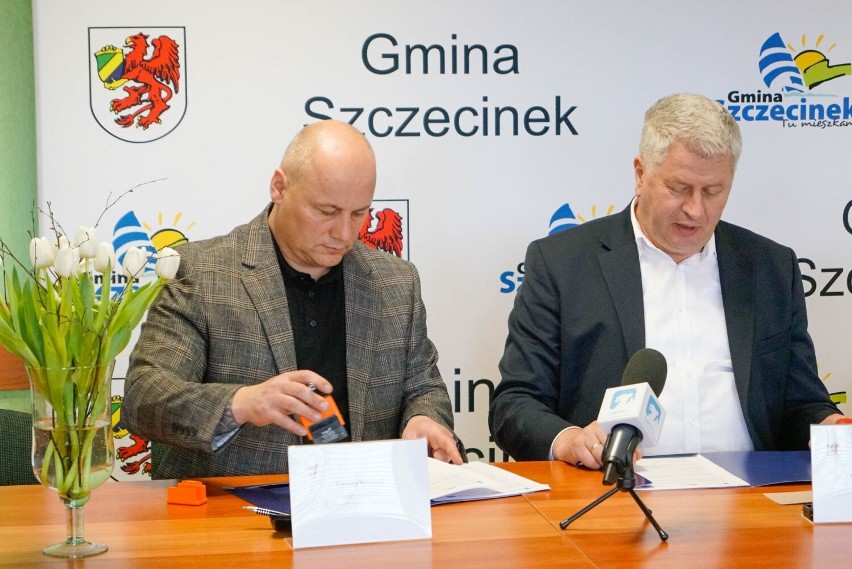 Tomasz Wojtasik z firmy Bud-Garden (z lewej) podpisuje umowę...