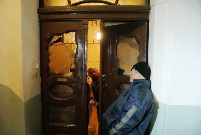 Poznań: Czyściciel kamienic przy Niegolewskich - w asyście policji próbował wyważyć drzwi [ZDJĘCIA]