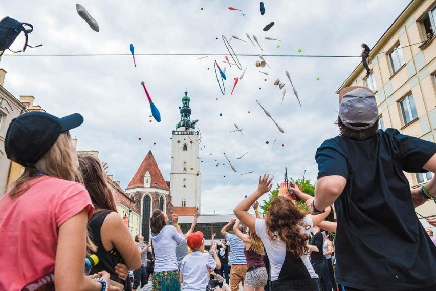 PROGRAM FESTIWALU:
PIĄTEK / 10 lipca

15:00 / Wernisaż...