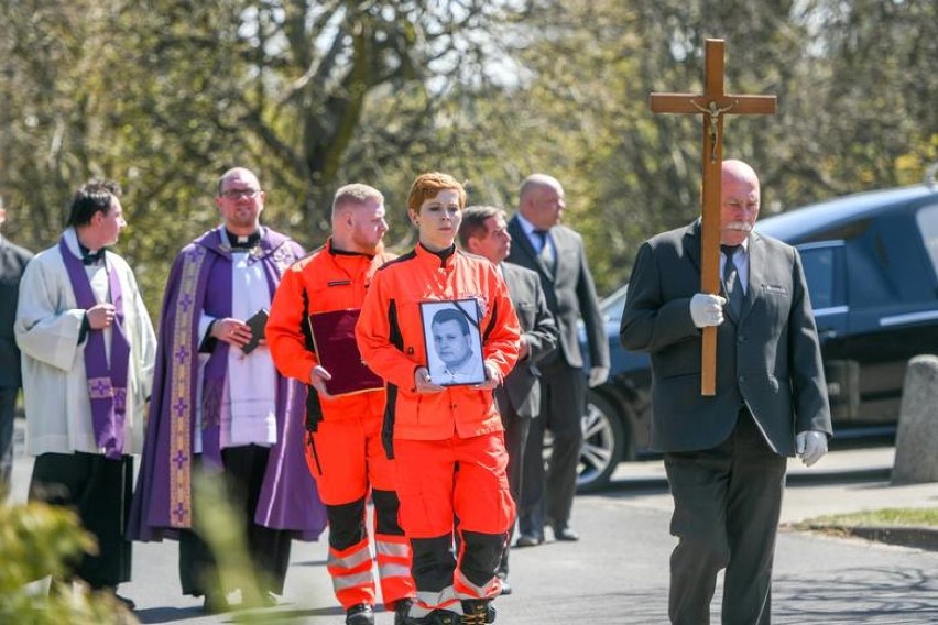 Wypadek w Puszczykowie: Pogrzeb ratownika medycznego. Mężczyzna spoczął na Junikowie [ZDJĘCIA]