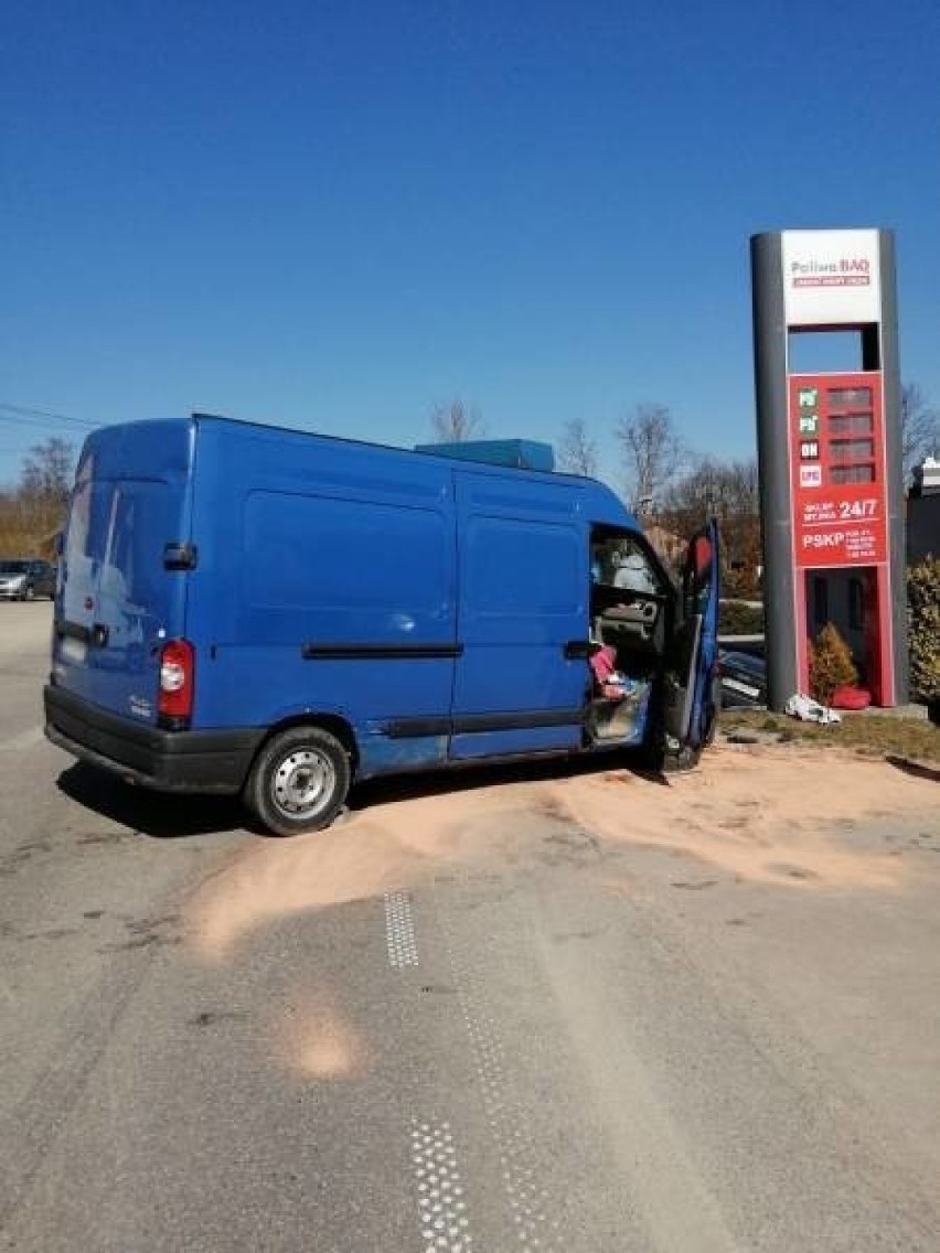 Przy wjeździe na stację paliw doszło do wypadku,jedna osoba w szpitalu