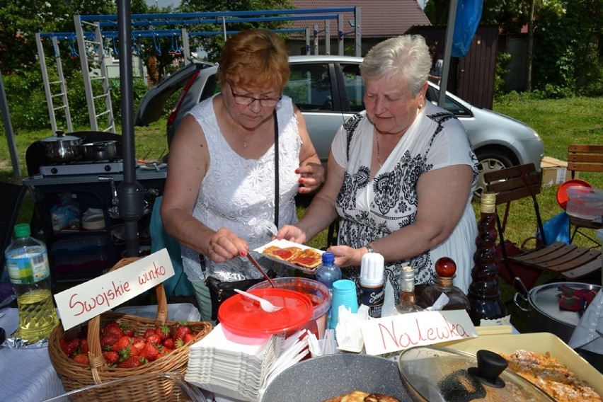 Święto truskawki podczas pierwszego jarmarku produktu lokalnego w Dziadowej Kłodzie (GALERIA)