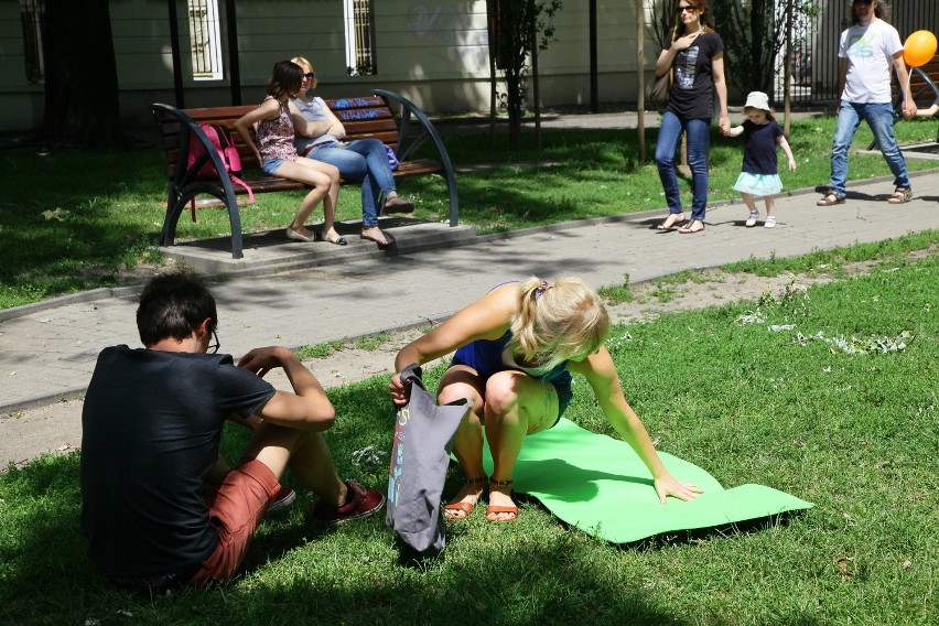 Międzynarodowy Dzień Jogi. Yoga Flash Mob w Pasażu Rubinsteina [ZDJĘCIA, FILM]