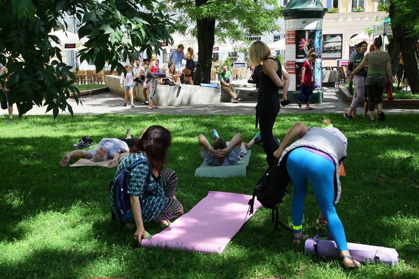 Międzynarodowy Dzień Jogi. Yoga Flash Mob w Pasażu Rubinsteina [ZDJĘCIA, FILM]
