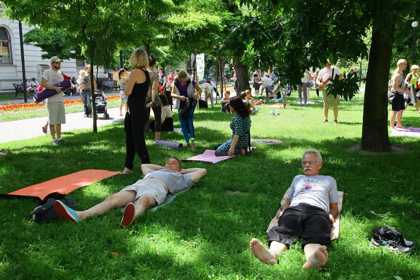 Międzynarodowy Dzień Jogi. Yoga Flash Mob w Pasażu Rubinsteina [ZDJĘCIA, FILM]