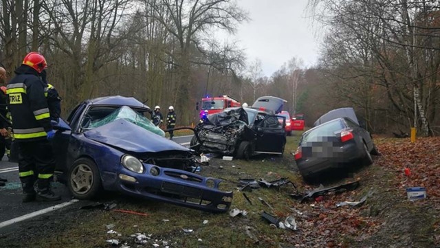 Do wypadku doszło w poniedziałek, 31 grudnia, około godz. 10.00 na drodze krajowej nr 12 pomiędzy Marszowem a Żarami. 

W wypadku brały udział 3 samochody osobowe: ford, nissan oraz kia. Na miejsce zdarzenia przyjechali policjanci, pogotowie ratunkowe oraz strażacy z OSP Marszów, OSP Żary-Kunice i zawodowcy z Żar. Jak się okazało, poszkodowane zostały 3 osoby. Jedna z nich została przetransportowana śmigłowcem Lotniczego Pogotowia Ratunkowego do szpitala. 

Utrudnienia na drodze trwały do godz. 13.20.

Zobacz też: Bijatyka koło McDonald’s w Zielonej Górze. Dwie osoby ciężko pobite
