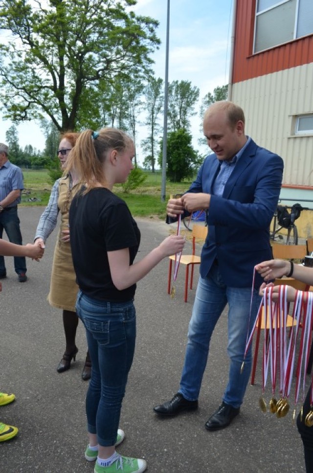 Po raz kolejny uczniowie z Zespołu Szkolno-Przedszkolnego w Marzęcinie uczcili pamięć Jana Pawła II biorąc udział w Biegu Kwietnym.