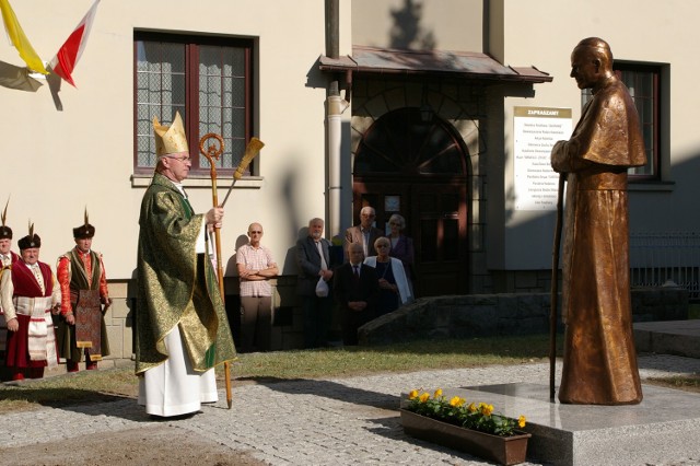 Biskup Jan Wątroba z obowiązku uczestniczenia w niedzielnych mszach św. zwolnił tylko starszych, chorych i zagrożonych