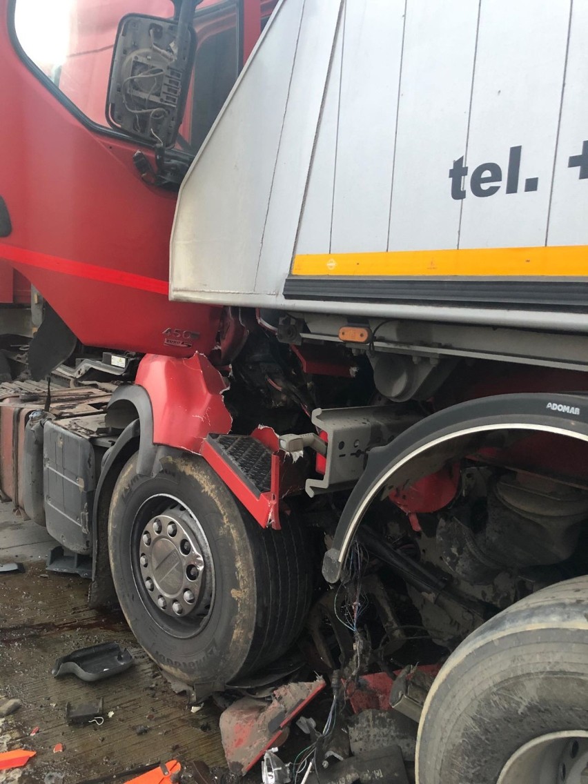 Poranny wypadek trzech ciężarówek na autostradzie A4 [ZDJĘCIA]