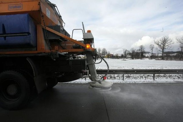 Solarki regularnie posypują ulice chlorkiem sodu