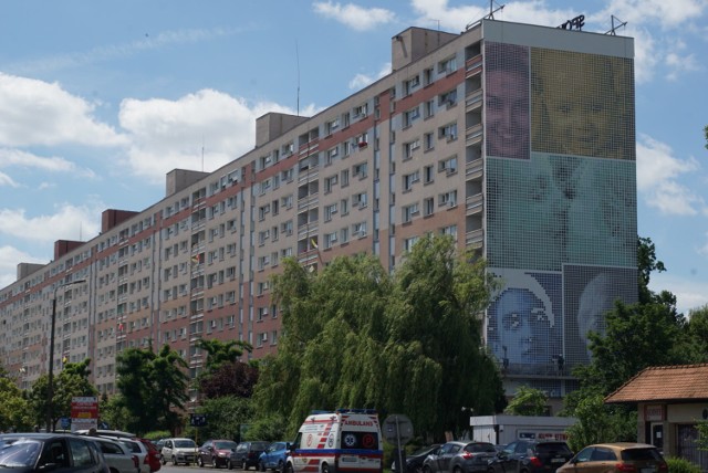 Jadąc ulicą Królowej Jadwigi nie sposób nie zauważyć muralu, który zaczyna zdobić jedną ze ścian bloku os. Piastowskiego