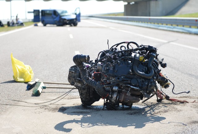 Do wypadku doszło we wtorek około godz. 9 na autostradzie A4, w kierunku Korczowej, na wysokości węzła Przemyśl. 

- Jak wstępnie ustalono, 20-letni kierujący oplem vivaro, z nieustalonych przyczyn stracił panowanie nad pojazdem i uderzył w bariery energochłonne. Oplem, oprócz kierowcy, podróżowało 5 pasażerów. Na szczęście nikt poważnie nie ucierpiał - powiedziała asp. szt. Anna Długosz z KPP Jarosław.

Samochodem podróżowali obywatele Ukrainy.