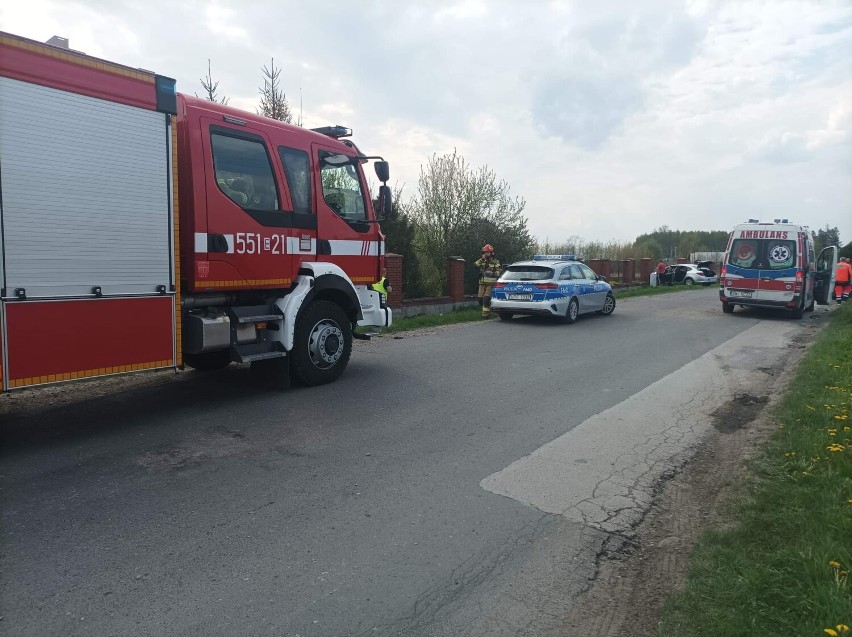 Wypadek na ulicy Jagiełły w Wieluniu. Kierowca seata uciekł w pola, miał 1,4 promila