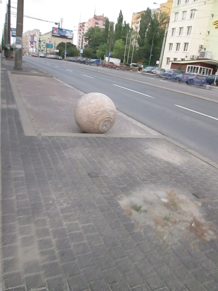 Betonowa kula na Głogowskiej. Leży tam już kilkanaście dni [ZDJĘCIA INTERNAUTY]