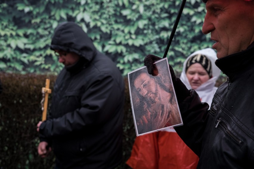 Sejm, Warszawa. Miasteczko KOD, Obywateli RP i... różaniec...