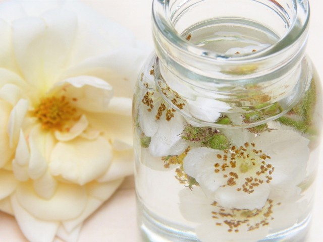 Hydrolaty są naturalnymi wodami kwiatowymi, które oczyszczają, tonizują i pielęgnują skórę. Stają się one szczególnie popularne w dobie powrotu do naturalnych i ekologicznych kosmetyków o różnym przeznaczeniu.