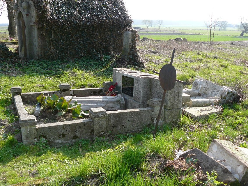 SULMIERZYCE - Dwa tysiące za wskazanie tych, którzy poniszczyli groby. ZOBACZ ZDJĘCIA