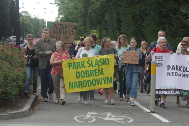 Marsz Milczenia Dla Drzew to protest w związku z planowaną wycinką ponad 1300 drzew na działce przy Parku Śląskim