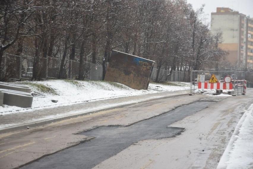 Poślizg przy pracach wodociągowych na Borkach w Radomiu. Autobusy nadal omijają ulice Kosowską i Dębową i jeżdżą objazdami. Zobacz zdjęcia