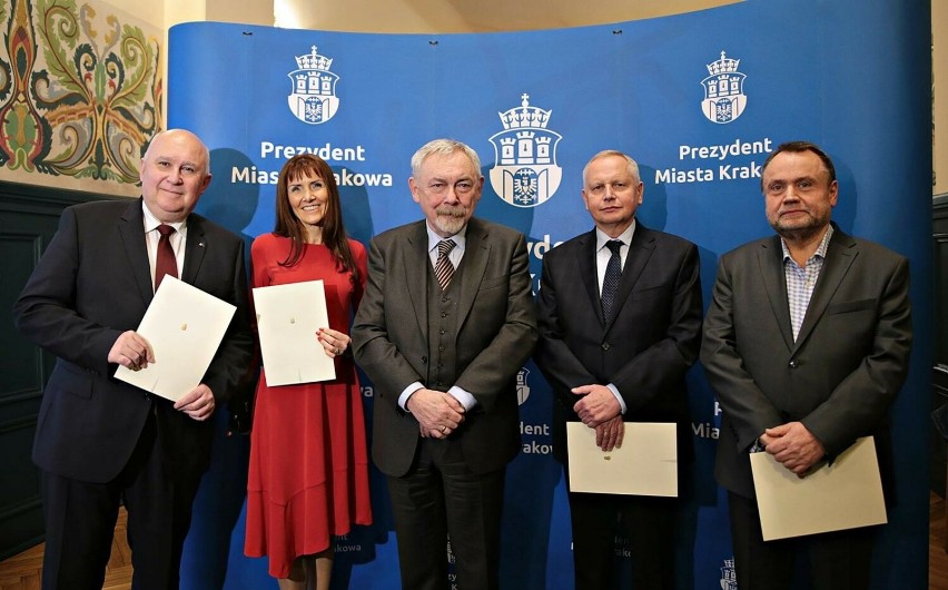 Prezydent Jacek Majchrowski (w środku) ze swoimi zastępcami,...