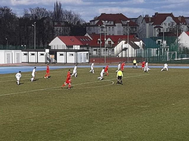 Lepszego rozpoczęcia rundy wiosennej nie mogli sobie wyobrazić piłkarze międzychodzkiej Warty. W sobotę na własnym stadionie zespół prowadzony przez Tomasza Leszczyńskiego pokonał drugi zespół KKS Kalisz