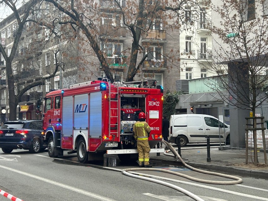 Pożar w centrum Warszawy. Spaliły się sprzęty w jednym z mieszkań. Na miejscu straż pożarna 