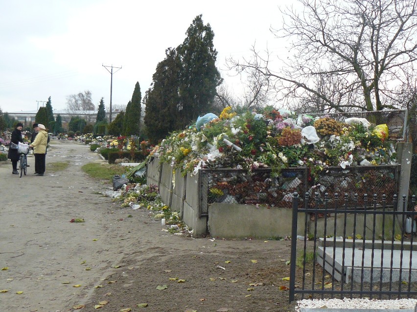 Krotoszyn - Śmieci na cmentarzu