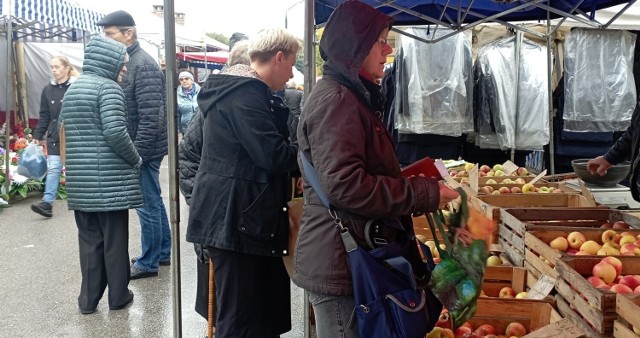 Zobacz jak wyglądały ceny owoców i warzyw na targowisku w Jędrzejowie w czwartek, 26 października.