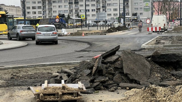 W Dąbrowie Górniczej trwa remont i przebudowa głównych dróg, prowadzących przez miasto: ul. Piłsudskiego, Królowej Jadwigi i Sobieskiego 


Zobacz kolejne zdjęcia/plansze. Przesuwaj zdjęcia w prawo naciśnij strzałkę lub przycisk NASTĘPNE