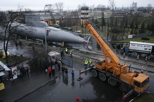 Okręt podwodny typu Kobben waży 370 ton, ma 45,5 metra długości i 4,6 metra szerokości. 

Zobacz film z przygotowań do transportu okrętu podwodnego