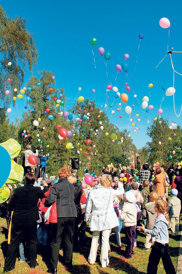 W parku na Janowie dzieci wypuściły w niebo 300 kolorowych balonów.