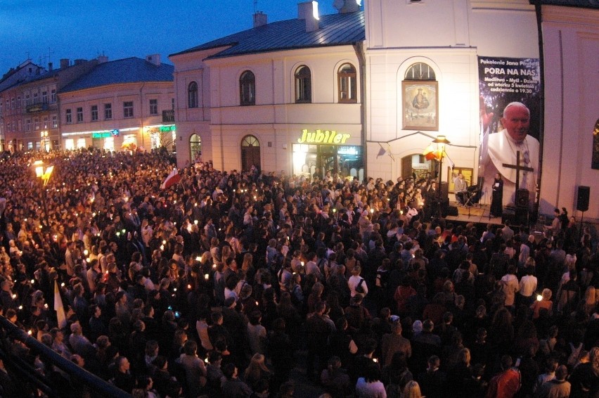 Rocznica śmierci Jana Pawła II. Tak 17 lat temu Lublin żegnał papieża. Zobacz archiwalne zdjęcia