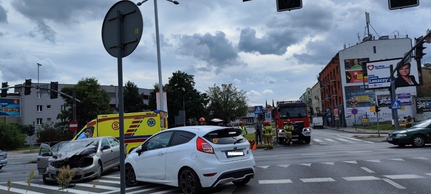 Groźny wypadek w Czestochowie na Rondzie Trzech Krzyży. Jedna osoba ranna - ZDJĘCIA z miejsca zdarzenia