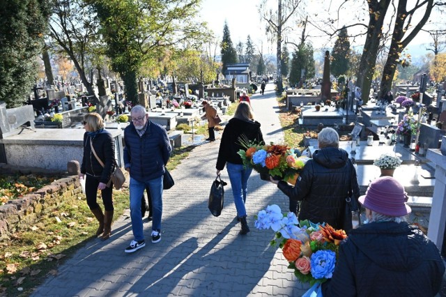 Zostało zaledwie kilka dni do Wszystkich Świętych. W piątek, 29 października, mieszkańcy licznie odwiedzili kieleckie cmentarze, gdzie trwały ostatnie przygotowania do uroczystości. Nie brakowało ludzi na Nowym i Starym cmentarzu, cmentarzu na Piaskach oraz Białogonie.