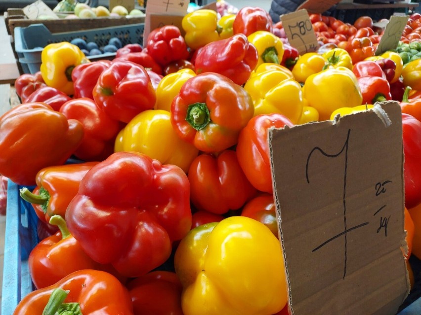 Spory ruch na targu w Ostrowcu w czwartek, 29 września. Kupowano najchętniej pomidory, ogórki oraz śliwki i orzechy. Zobacz zdjęcia i ceny