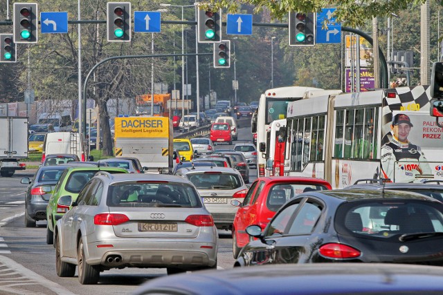 Wczoraj w Krakowie w wielokilometrowych korkach ponownie utknęły tysiące kierowców