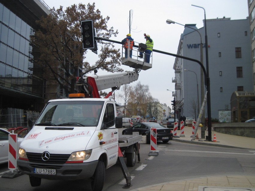 Montują sygnalizację świetlną na skrzyżowaniu ul. Wieniawskiej z Leszczyńskiego
