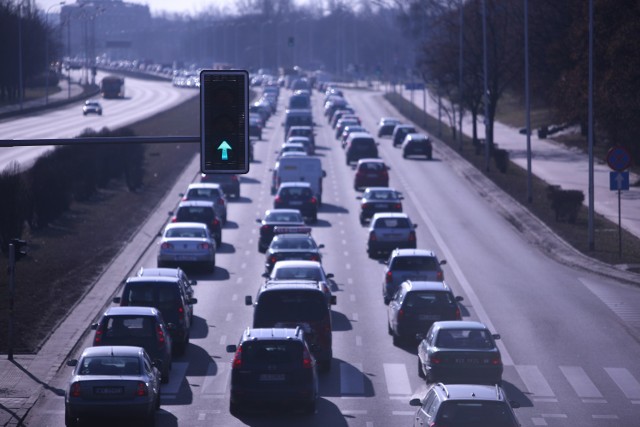 W stolicy kierowcy srdenio stoją w korku 20 minut i 43 sek.