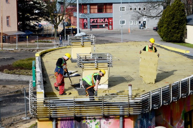 Okolice ul. Batorego, Dworcowa to jeden wielki plac budowy. Nie ma już przejazdu pod wiaduktem. Kursuje komunikacja zastępcza...

Jeszcze na dobre nie rozpoczęła się przebudowa wiaduktu kolejowego na ul. Batorego, a już mieszkańcy narzekają. Na słabe oznaczenie, na to, że trudno się wydostać z domów... Niestety, przebudowa wiaduktu jest bardzo skomplikowana i ze względu na bezpieczeństwo tymczasowe rozwiązania nie wchodzą w grę. Ruch musi być zamknięty. Musimy uzbroić się w cierpliwość, by potem móc swobodnie poruszać się nie tylko ul. Batorego czy Dworcową. Dodać należy, że w ramach dużego projektu, prowadzonego wspólnie z koleją, trwa przedłużanie (z 20 do 44 m) podziemnego tunelu, zadaszone zostaną perony. Miasto wybuduje też centrum przesiadkowe. Okolice dworca zmienią się zatem nie do poznania.  Każdy dzień przynosi zmiany. Dziś już nie ma schodów prowadzących na wiadukt i budynku, który pokazujemy na ostatnim zdjęciu. Ma być nowocześnie i  bezpiecznie. Na ocenę przyjdzie nam jeszcze poczekać. 

Zobacz nasz Magazyn Informacyjny:
