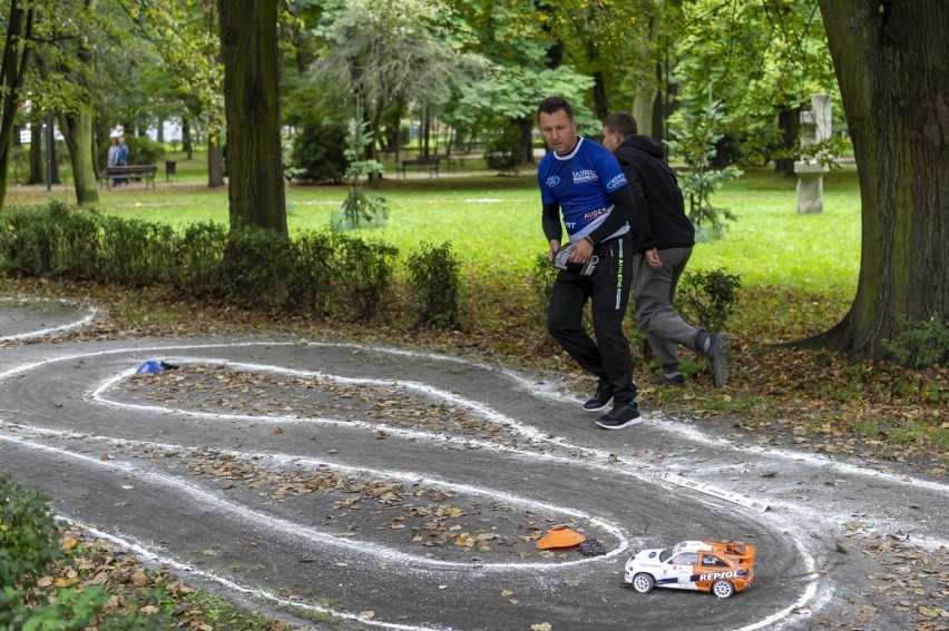 Wyścigi modeli samochodów rajdowych w bytomskim Parku Kachla...