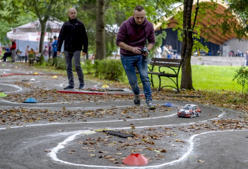 Wyścigi modeli samochodów rajdowych w bytomskim Parku Kachla...