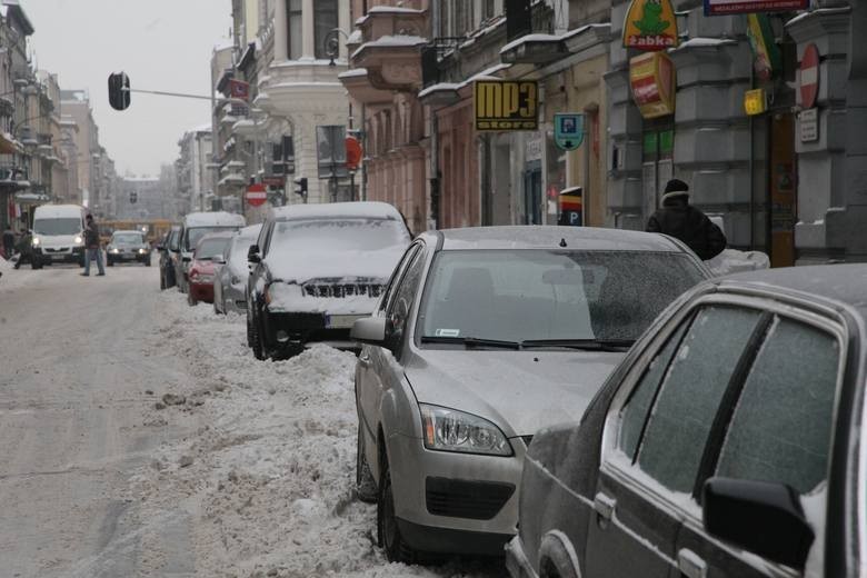 W centrum Łodzi pryzmy śniegu utrudniają parkowanie, ale w...