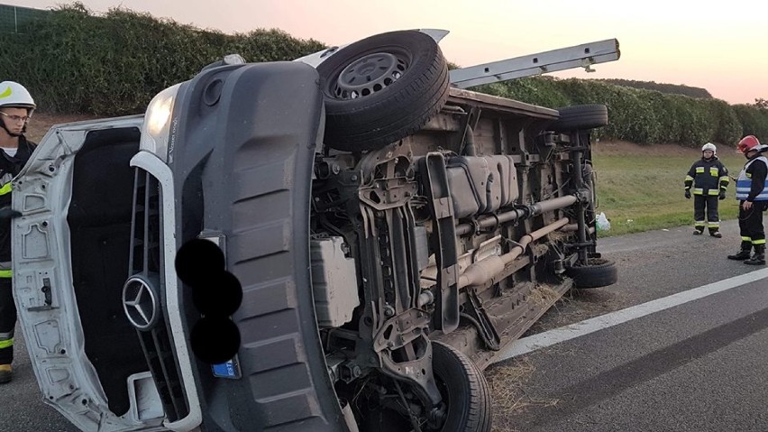 Kolejny wypadek na A2. Wywrócił się bus. Jedna osoba w szpitalu [FOTO]