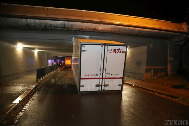 Po godz. 23.00 w poniedziałkowy wieczór służby zostały wezwane do pomocy na ul. Bończyka w Opolu. Okazało się, że pod wiaduktem utknęło auto dostawcze. Mercedes z kontenerem nie zmieścił się i zablokował przejazd. Konieczna była pomoc straży pożarnej. Znaki w tym miejscu informują, że wjazd jest możliwy tylko dla aut do 2,7 m.