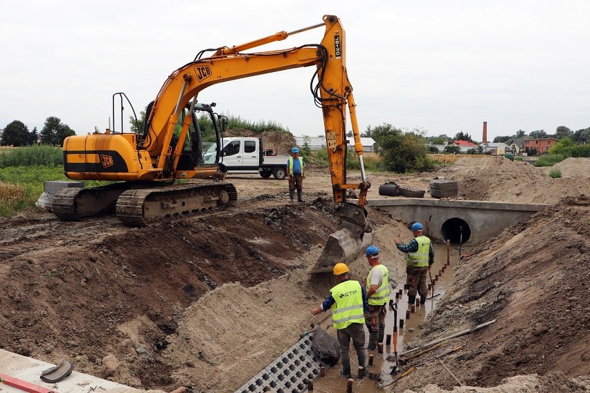 Przy ulicy Rozwojowej trwa budowa zbiornika wodnego, który odbierze deszczówkę. Inwestycja kosztuje 10 mln zł. ZDJĘCIA