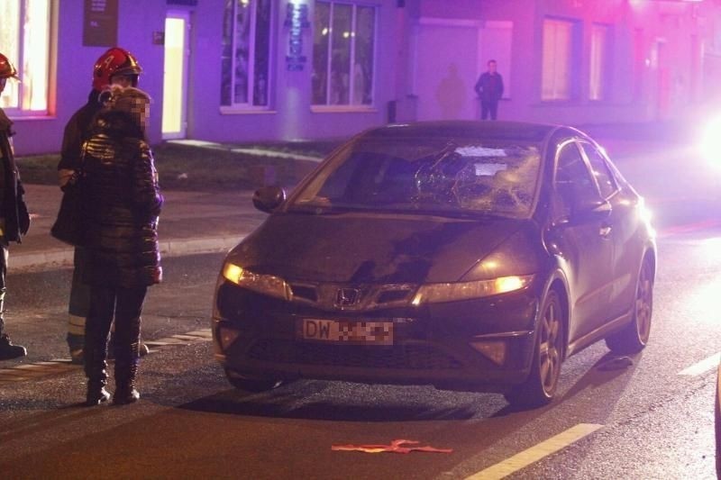 Wrocław: Potrącenie na Rogowskiej. Wpadł pod dwa samochody (ZDJĘCIA)