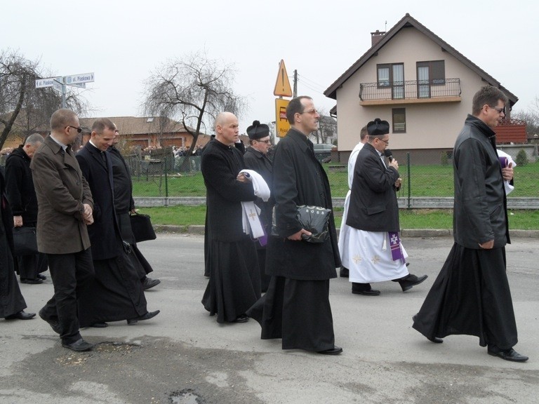 Rusinowice: Pogrzeb ks. Damiana Kominka [ZDJĘCIA]. Duszpasterza żegnały tłumy wiernych