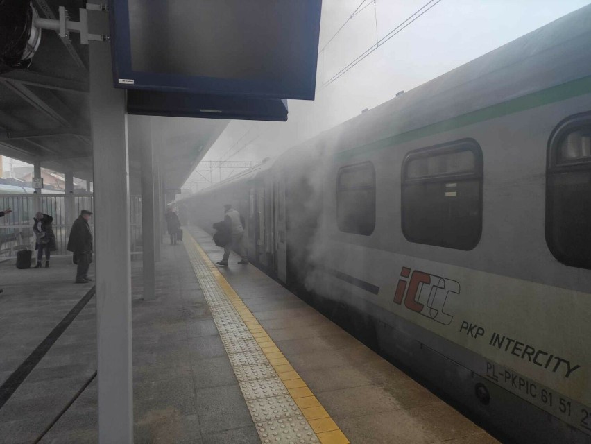 Dym w pociągu Intercity relacji Przemyśl - Berlin. Ewakuacja pasażerów na dworcu w Rzeszowie